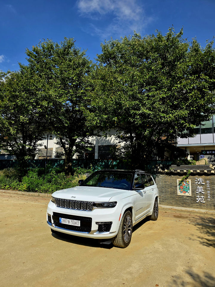 경기 양평군 세미원 입구에 선 ‘지프 그랜드 체로키 L’ *재판매 및 DB 금지