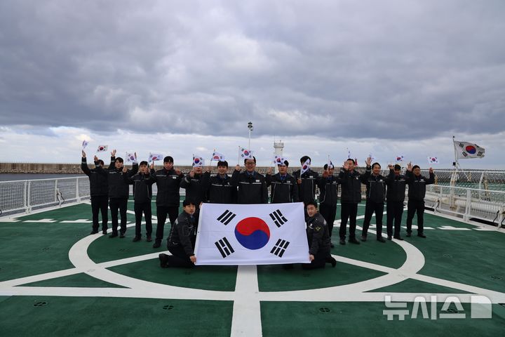 [동해=뉴시스] 이순철 기자 = 26일 동해지방해양경찰청 전 직원과 서경덕 교수가 '3·1절 정신 계승 태극기 퍼포먼스'를 통해 독도와 동해 수호 의지를 다지고 있다. (사진=동해해경청 제공)2026.02.26.photo@@newsis.com 