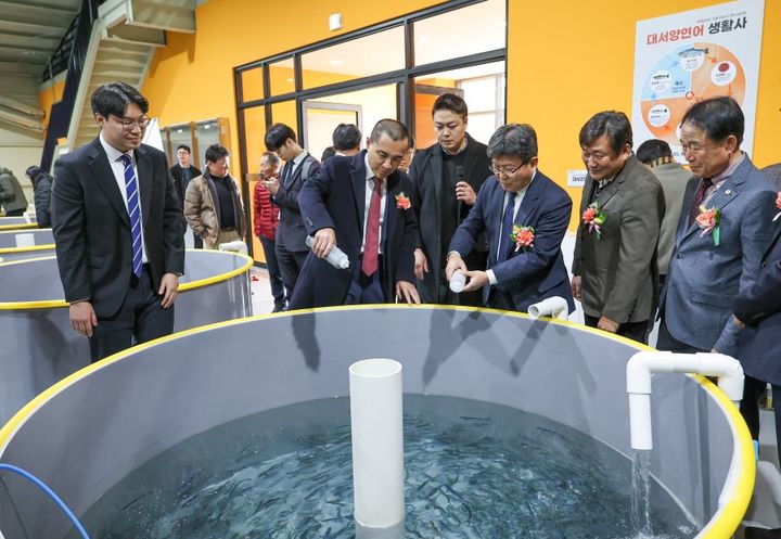 [춘천=뉴시스] 26일 강원특별자치도(도지사 김진태)는 이날 강원형 K-연어 생태계 조성의 첫 단계로 도 내 수면자원센터에서 개최된 ‘K-어린연어생산센터 준공식’에서 김진태 도지사, 해수부, 관련 단체 등 100여 명이 참석한 가운데‘강원에서 세계로, 글로벌 연어 산업 중심 도시로 도약’을 목표로‘K-연어 산업 비전과 전략’을 발표했다고 밝혔다. 강원특별자치도 제공. *재판매 및 DB 금지