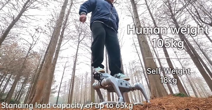 [뉴시스]유니트리 로보틱스가 공개한 '유니트리 As2' 위에 105㎏의 성인 남성이 올라타 있다. (사진 = Unitree Robotics 유튜브 캡처) *재판매 및 DB 금지
