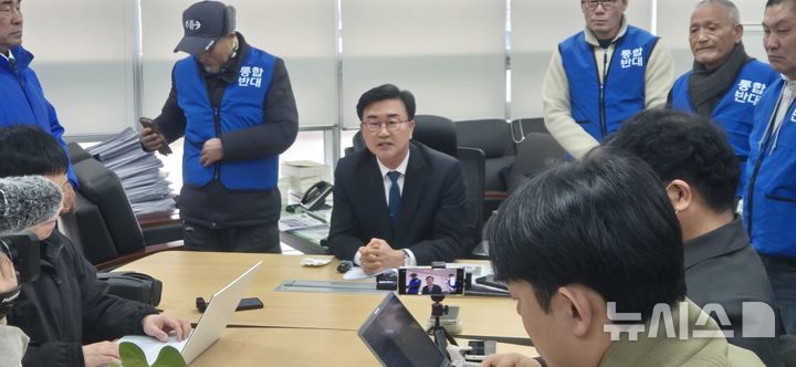 [완주=뉴시스] 유의식 완주군의장이 26일 군 브리핑룸에서 지방선거(도의원·군의원) 불출마를 전격 선언하며 완주·전주 통합 저지를 위한 행동에 나설 것을 밝히고 있다. 2026.02.26 *재판매 및 DB 금지