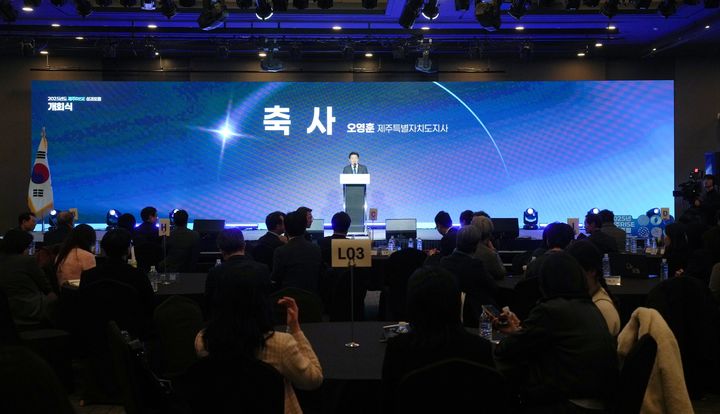 [제주=뉴시스] 오영훈 제주지사가 26일 오후 제주한라컨벤션센터에서 열린 '2025년도 제주 RISE 사업 성과 포럼'에서 개회사를 하고 있다. (사진=제주도 제공) 2026.02.26. 0jeoni@newsis.com *재판매 및 DB 금지