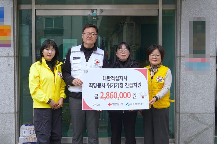 [울산=뉴시스] 대한적십자사 울산광역시지사 유태균 구호봉사팀장, 김민정 삼산동장, 대한적십자사봉사회 울산남구협의회 조석순 회장, 삼산적십자봉사회 김순주 회장과 관계자들이 26일 남구 삼산동 거주 위기가정을 방문해 희망풍차 긴급지원금을 전달하고 있다. (사진=울산적십자사 제공) 2026.02.26. photo@newsis.com *재판매 및 DB 금지