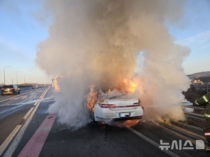 청주서 차량·파크골프장 화재 잇따라…인명 피해 없어