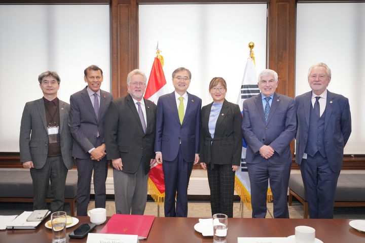 [서울=뉴시스]캐나다 오타와를 방문 중인 조현 외교부 장관은 25일(현지시간) 캐나다 상원 의원단과 학계 주요 인사를 만났다고 외교부는 밝혔다. *재판매 및 DB 금지