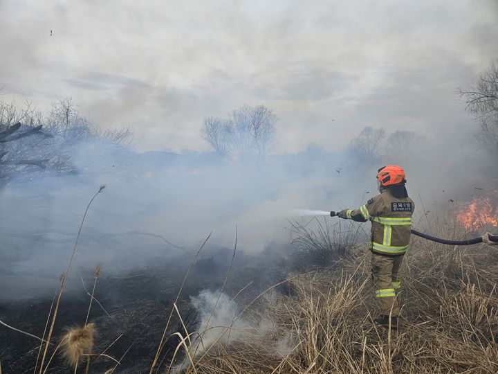 [청주=뉴시스] 26일 충북 청주시의 한 파크골프장에서 불이나 소방대원이 진화 작업을 벌이고 있다. (사진= 청주서부소방서 제공) 2026.02.26. photo@newsis.com *재판매 및 DB 금지