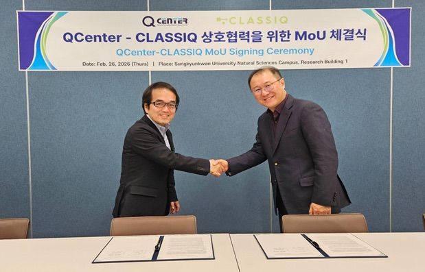 [서울=뉴시스] 아키라 타나카(왼쪽) 클래시크 아시아태평양 총괄과 정연욱 성균관대 양자정보연구지원센터장이 업무협약식에서 기념 촬영을 하고 있다. (사진=성균관대 제공) 2026.02.26. photo@newsis.com *재판매 및 DB 금지