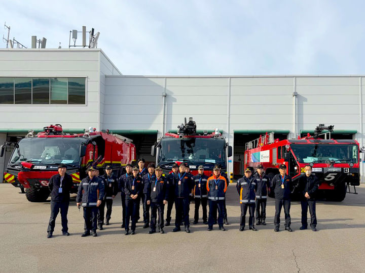[서울=뉴시스] 26일 실시된 인천국제공항공사와 영종소방서의 공항 위기상황 대응 합동 관숙훈련에서 훈련 참여자들이 기념촬영을 하고 있다. 2026.02.26. (사진=인천공항공사 제공) photo@newsis.com *재판매 및 DB 금지