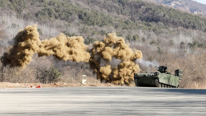 [양평=뉴시스] K-CEV가 연막탄을 터트리고 사격을 실시하고 있다. (사진=육군 제공) 2026.02.26. photo@newsis.com *재판매 및 DB 금지