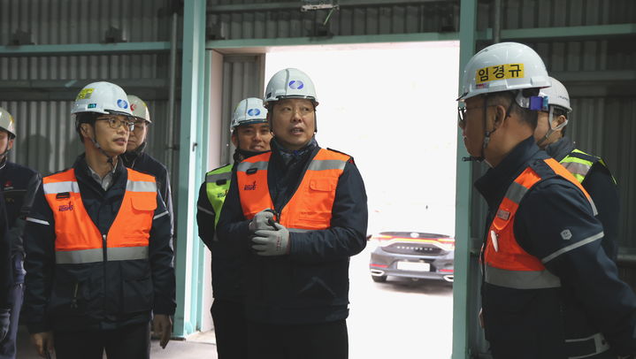 [세종=뉴시스] 박영철 한국남부발전 경영기획부사장(가운데)이 26일 삼척빛드림본부를 방문해 저탄장 운영 현황을 점검하고 있다. (사진=남부발전 제공) 2026.02.26. photo@newsis.com *재판매 및 DB 금지