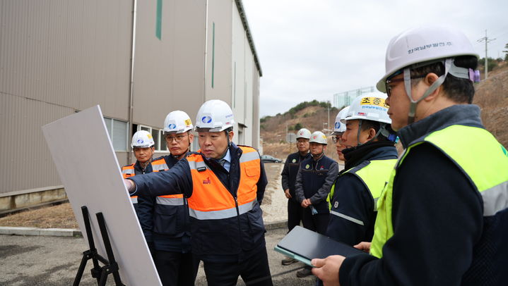 [세종=뉴시스] 박영철 한국남부발전 경영기획부사장(가운데)이 26일 삼척빛드림본부를 방문해 저탄장 운영 현황을 점검하고 있다. (사진=남부발전 제공) 2026.02.26. photo@newsis.com *재판매 및 DB 금지