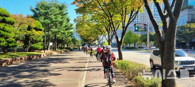 [안양=뉴시스] 지난해 자전거 타기 교육 참가자들이 시내에서 자전거를 타고 있다. (사진=안양시 제공).2026.02.26. photo@newsis.com 