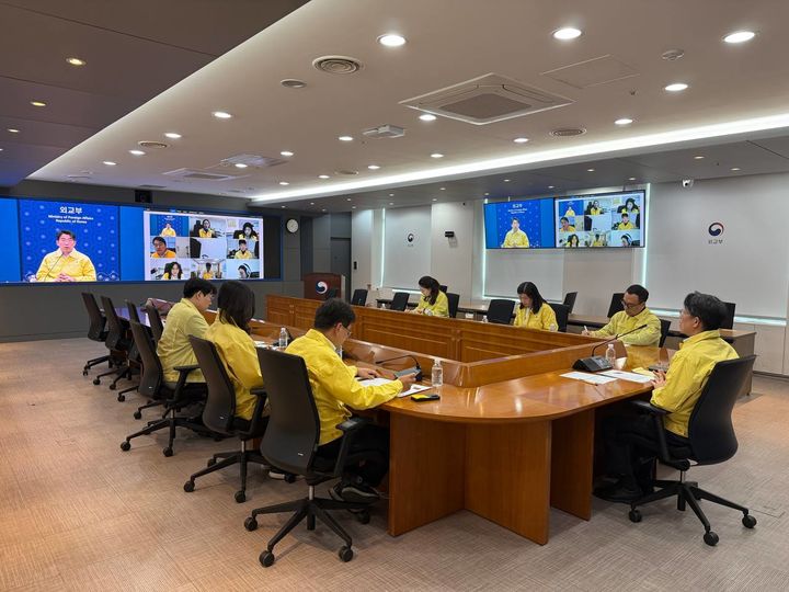 [서울=뉴시스]외교부는 최근 중동 정세와 재외국민 안전대책을 점검하기 위해 26일 주이란대사관 등 8개 공관 참석 하에 본부-공관 합동 상황점검회의를 개최했다고 밝혔다. 사진 외교부 제공 *재판매 및 DB 금지