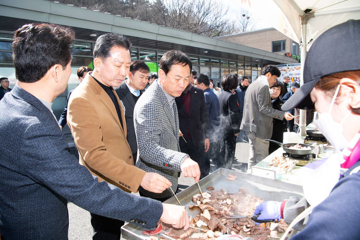 [구미=뉴시스] 김장호 시장이 로컬푸드 특판 행사에서 시식하고 있다. (사진=구미시 제공) 2026.02.26 photo@newsis.com *재판매 및 DB 금지