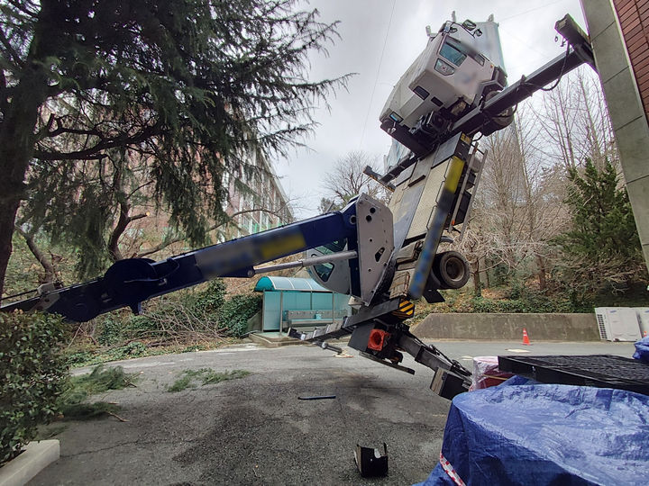 [부산=뉴시스] 26일 오후 부산 사상구의 한 학교 건물 옥상에서 방수작업을 하던 크레인차량이 옆으로 넘어져 작업자 3명이 15m 아래로 추락했다. (사진=부산경찰청 제공) 2026.02.26. photo@newsis.com *재판매 및 DB 금지