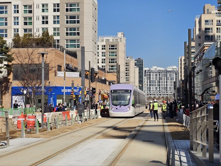 [뉴시스]위례선(트램) 시운전 모습. (사진=서울시 제공) *재판매 및 DB 금지