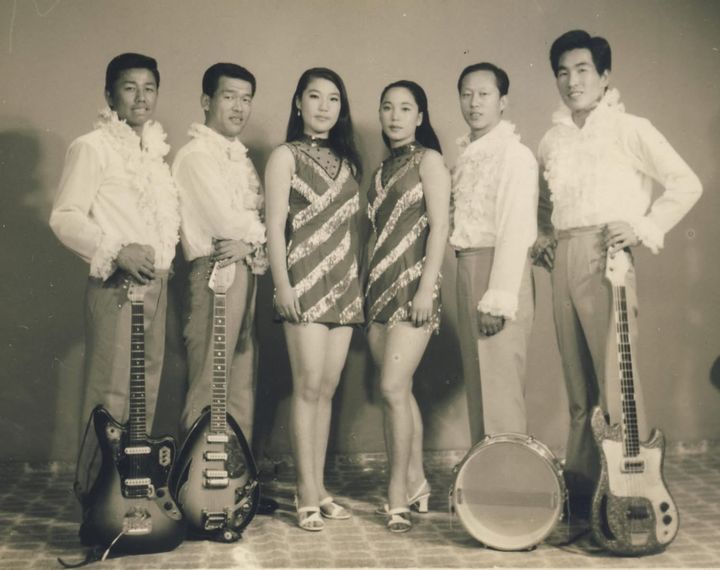 [서울=뉴시스] 왼쪽부터 김광정(기타), 김용년(올갠), 이숙(보컬) 이해숙(코러스, 무용), 박용준(드럼), 김용학(베이스). 6인조 록그룹 '롤링식스' 멤버들. (사진 = 박성서 음악평론가 제공) 2026.02.26. photo@newsis.com *재판매 및 DB 금지