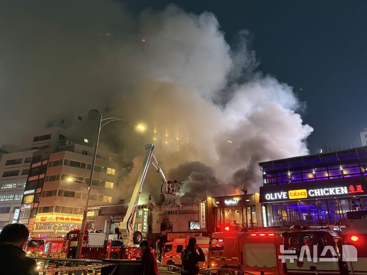 서울 북창동 먹자골목 건물서 화재…소방 진압 중