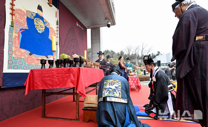[의정부=뉴시스] 26일 경기 의정부시 시청 본관 입구에서 태조 어진 제작 완료를 알리는 고유제가 진행되고 있다.(사진=의정부시 제공)photo@newsis.com