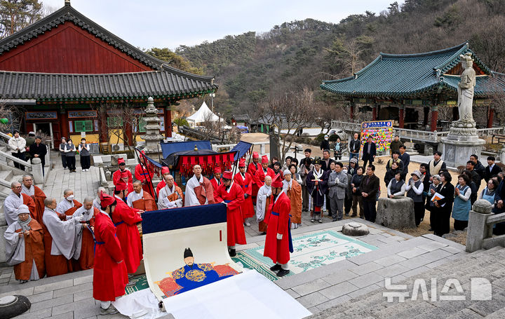 [의정부=뉴시스] 26일 대한불교조계종 불교의례의식의 권위자인 인묵스님의 주도로 경기 의정부시 회룡사 대웅전에서 태조 어진 봉안제가 열리고 있다.(사진=의정부시 제공)photo@newsis.com