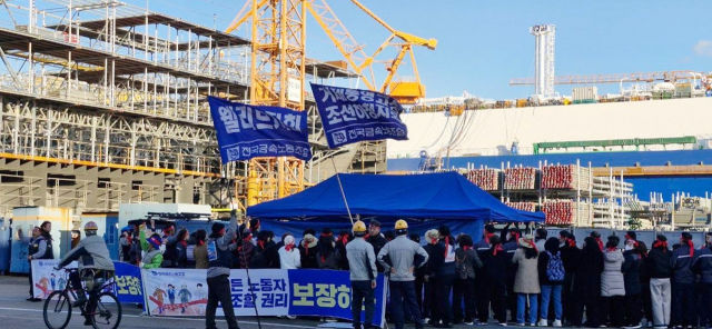 [거제=뉴시스] 신정철 기자= 전국금속노조 거제통영고성조선하청지회와 웰리브지회는 오는 3월 노란봉투법(‘노조법 2·3조 개정안) 시행을 앞두고 단체교섭과 모든 노동자 동일 성과급 지급을 요구하며 지난 25일 오후 5시부터 한화오션 거제사업장 선각삼거리 인근에 천막을 설치하고 농성에 돌입했다.(사진=독자제공).2026.02.26. photo@newsis.com *재판매 및 DB 금지