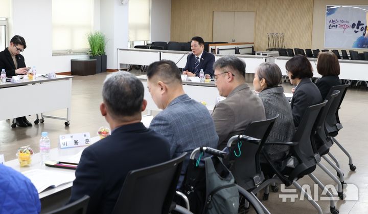 [안양=뉴시스] 안양시가 2026년 장애인복지위원회 회의를 열고 있다. (사진=안양시 제공).*재판매 및 DB 금지