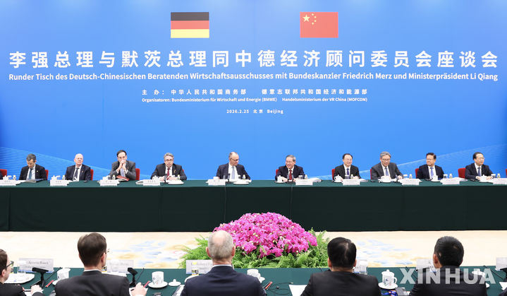 [베이징=신화/뉴시스] 리창 중국 총리와 프리드리히 메르츠 독일 총리가 25일 중국 베이징 인민대회당에서 열린 중·독 경제자문위원회 좌담회에 참석하고 있다. 2026.02.26
