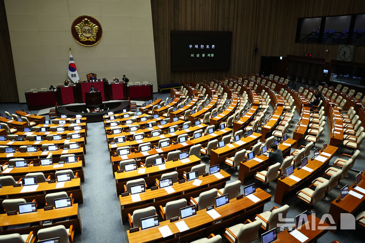 [서울=뉴시스] 김명년 기자 = 이성윤 더불어민주당 의원이 26일 서울 여의도 국회에서 열린 본회의에서 형법 일부개정법률안(대안)에 대한 무제한 토론(필리버스터)을 하고 있다. 2026.02.26. kmn@newsis.com