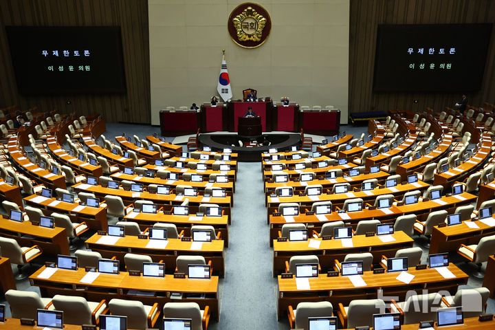 [서울=뉴시스] 김명년 기자 = 이성윤 더불어민주당 의원이 26일 서울 여의도 국회에서 열린 본회의에서 형법 일부개정법률안(대안)에 대한 무제한 토론(필리버스터)을 하고 있다. 2026.02.26. kmn@newsis.com