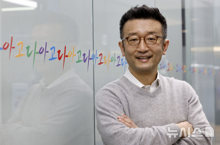 [서울=뉴시스] 김혜진 기자 = 이준환 아고다 동북아 대표가 25일 서울 중구 을지로 아고다 한국지사에서 뉴시스와 인터뷰에 앞서 포즈를 취하고 있다. 2026.02.25. jini@newsis.com