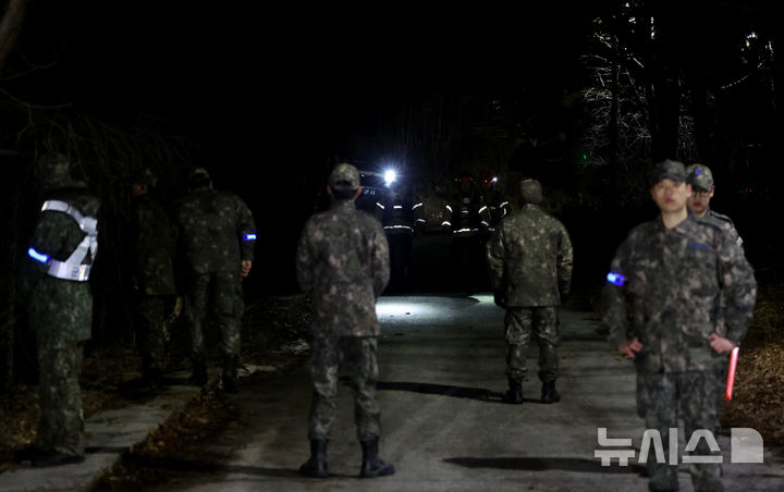 [영주=뉴시스] 이무열 기자 = 25일 오후 7시 31분께 경북 영주시 안정면 용산리 한 야산에 공군 F-16C 전투기가 추락해 공군 관계자들이 진입로를 통제하고 있다.소방 당국은 오후 9시 58분께 산악용 들것을 이용해 조종사를 구조하는 데 성공했다. 2026.02.25. lmy@newsis.com