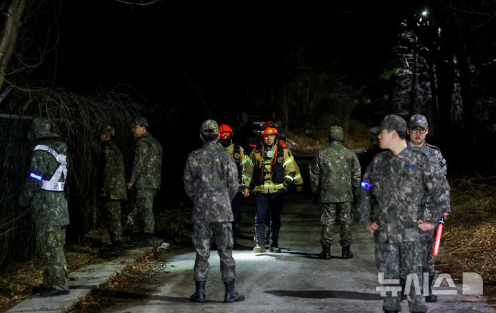 [영주=뉴시스] 이무열 기자 = 25일 오후 7시 31분께 경북 영주시 안정면 용산리 한 야산에 공군 F-16C 전투기가 추락해 공군 관계자들이 진입로를 통제하고 있다.소방 당국은 오후 9시 58분께 산악용 들것을 이용해 조종사를 구조하는 데 성공했다. 2026.02.25. lmy@newsis.com