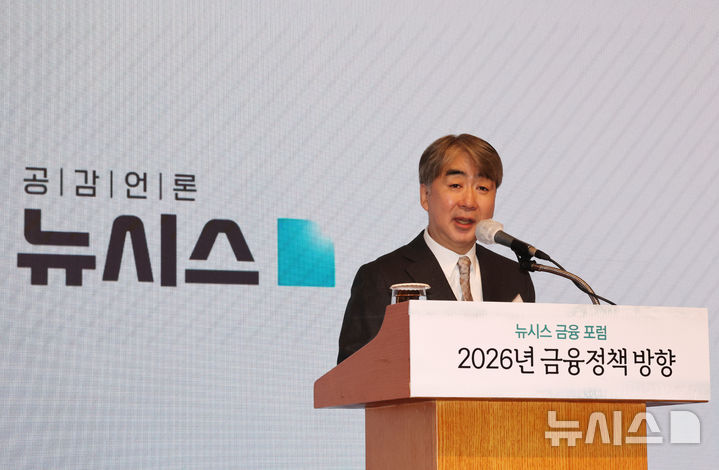 [서울=뉴시스] 배훈식 기자 = 염영남 뉴시스 대표이사가 26일 오전 서울 중구 롯데호텔에서 열린 뉴시스 금융포럼에서 인사말을 하고 있다. 2026.02.26. dahora83@newsis.com