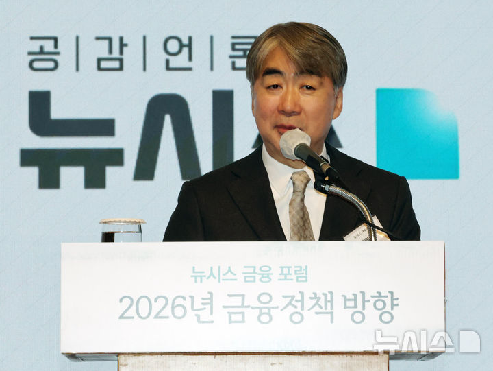 [서울=뉴시스] 배훈식 기자 = 염영남 뉴시스 대표이사가 26일 오전 서울 중구 롯데호텔에서 열린 뉴시스 금융포럼에서 인사말을 하고 있다. 2026.02.26. dahora83@newsis.com