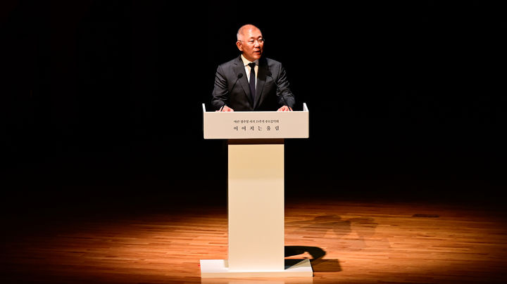 [서울=뉴시스] 정의선 현대차그룹 회장이 지난 25일 서울 서초구 예술의전당 콘서트홀에서 열린 '아산 정주영 서거 25주기 추모 음악회 : 이어지는 울림'에서 추모사를 하고 있다. (사진=현대차그룹 제공) 2026.02.26. photo@newsis.com *재판매 및 DB 금지