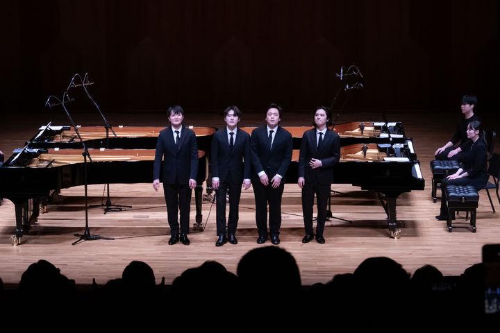 [서울=뉴시스] 지난 25일 서울 서초구 예술의전당 콘서트홀에서 열린 '아산 정주영 서거 25주기 추모 음악회 : 이어지는 울림'에서 피아니스트 선우예권(왼쪽부터), 조성진, 김선욱, 임윤찬이 연주를 마치고 관객들에게 인사하고 있다. (사진=현대차그룹 제공) 2026.02.26. photo@newsis.com *재판매 및 DB 금지