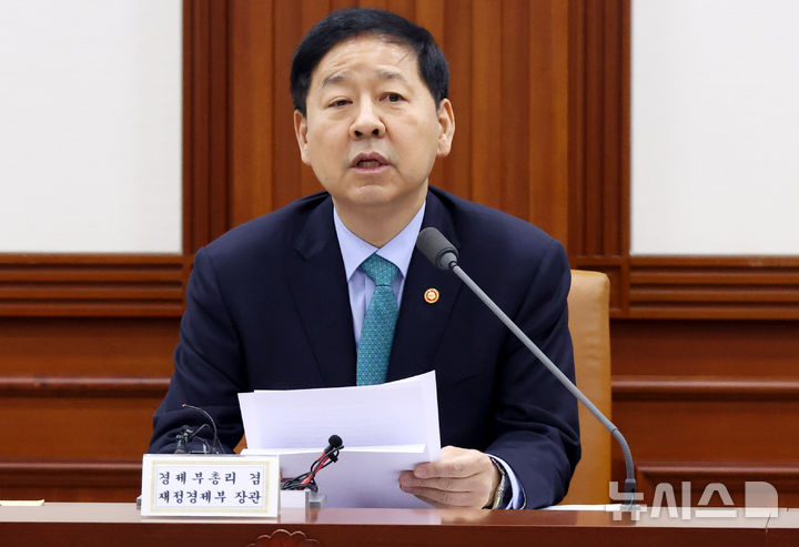 [서울=뉴시스] 추상철 기자 = 구윤철 부총리 겸 재정경제부 장관이 26일 오전 서울 종로구 정부서울청사에서 열린 민생물가 특별관리 관계장관 TF회의에서 발언하고 있다. 2026.02.26. scchoo@newsis.com