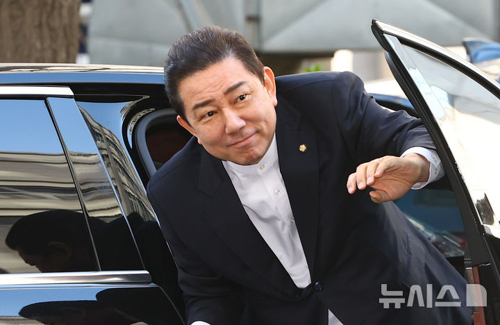 [서울=뉴시스] 황준선 기자 = 정치자금법 위반 등 각종 비위 의혹을 받는 김병기 무소속 의원이 26일 오전 서울 마포구 공공범죄수사대에서 열린 피의자 조사에 출석하고 있다. 2026.02.26. hwang@newsis.com