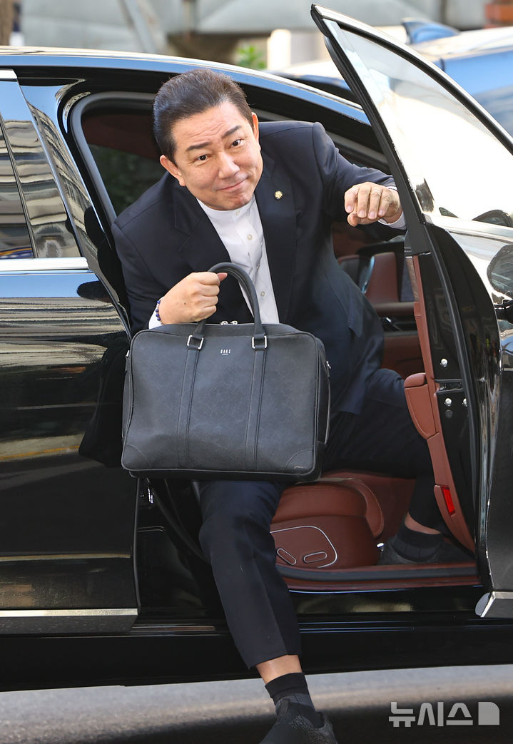 [서울=뉴시스] 황준선 기자 = 정치자금법 위반 등 각종 비위 의혹을 받는 김병기 무소속 의원이 26일 오전 서울 마포구 공공범죄수사대에서 열린 피의자 조사에 출석하고 있다. 2026.02.26. hwang@newsis.com