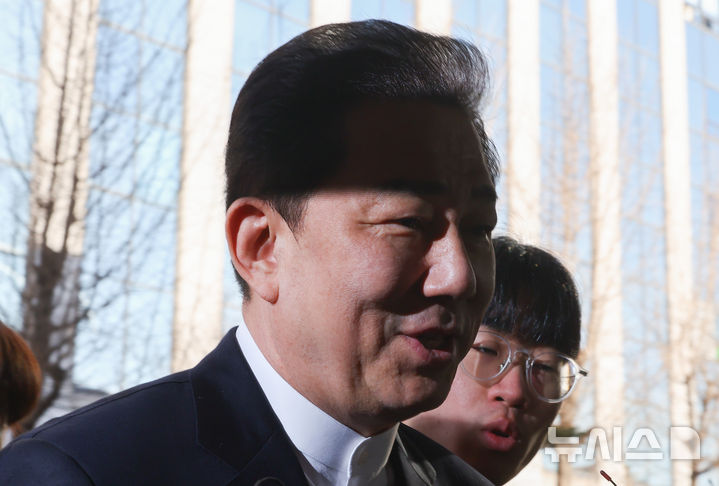 [서울=뉴시스] 황준선 기자 = 정치자금법 위반 등 각종 비위 의혹을 받는 김병기 무소속 의원이 26일 오전 서울 마포구 공공범죄수사대에서 열린 피의자 조사에 출석하고 있다. 2026.02.26. hwang@newsis.com