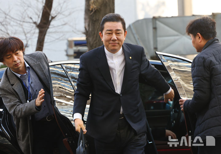 [서울=뉴시스] 황준선 기자 = 정치자금법 위반 등 각종 비위 의혹을 받는 김병기 무소속 의원이 26일 오전 서울 마포구 공공범죄수사대에서 열린 피의자 조사에 출석하고 있다. 2026.02.26. hwang@newsis.com