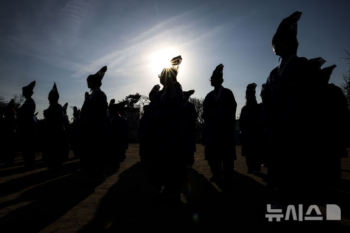 [서울=뉴시스] 정병혁 기자 = 26일 서울 종로구 성균관대학교 비천당에서 신입생들이 입학식에 앞서 고유례를 지내고 있다. 2026.02.26. jhope@newsis.com