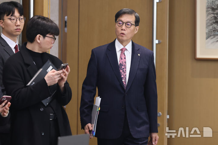 [서울=뉴시스] 사진공동취재단 = 이창용 한국은행 총재가 26일 서울 중구 한국은행 본관에서 열린 금융통화위원회 본회의에 참석하고 있다. 2026.02.26. photo@newsis.com