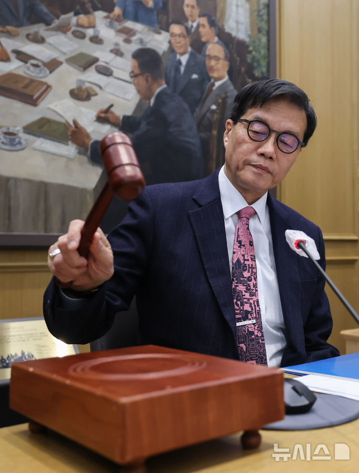 [서울=뉴시스] 사진공동취재단 = 이창용 한국은행 총재가 26일 서울 중구 한국은행 본관에서 열린 금융통화위원회 본회의에서 의사봉을 두드리고 있다. 2026.02.26. photo@newsis.com