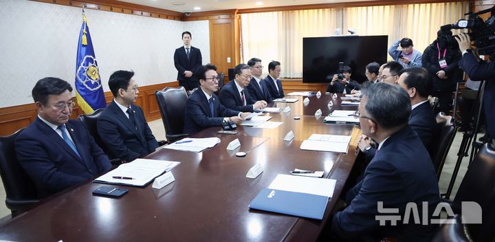 [서울=뉴시스] 김선웅 기자 = 김민석 국무총리가 26일 서울 종로구 정부서울청사에서 열린 AI 악용 등 가짜뉴스 대응 관계장관회의에서 모두발언을 하고 있다. (공동취재) 2026.02.26. photo@newsis.com
