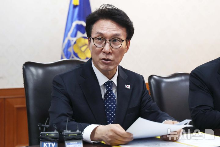 [서울=뉴시스] 김선웅 기자 = 김민석 국무총리가 26일 서울 종로구 정부서울청사에서 열린 AI 악용 등 가짜뉴스 대응 관계장관회의에서 모두발언을 하고 있다. (공동취재) 2026.02.26. photo@newsis.com