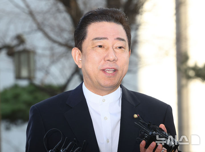 김병기, 의혹 제기 5개월 만에 첫 피의자 조사…"금고 없었다"