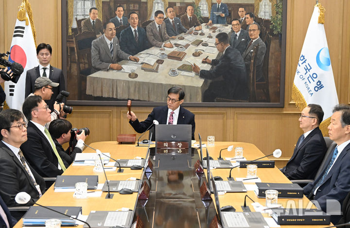 집값·고환율에 발 묶인 한은…기준금리 6회 연속 동결