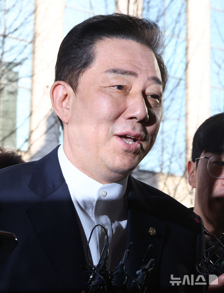 [서울=뉴시스] 황준선 기자 = 정치자금법 위반 등 각종 비위 의혹을 받는 김병기 무소속 의원이 26일 오전 서울 마포구 공공범죄수사대에서 열린 피의자 조사에 출석하고 있다. 2026.02.26. hwang@newsis.com