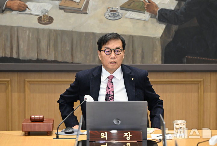 [서울=뉴시스] 사진공동취재단 = 이창용 한국은행 총재가 26일 서울 중구 한국은행 본관에서 열린 금융통화위원회 본회의에 참석하고 있다. 2026.02.26. photo@newsis.com
